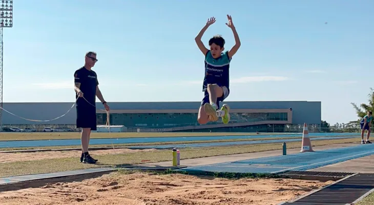 FMEC tem cerca de 50 vagas gratuitas de aulas de atletismo para crianças e adolescentes no CNTA
