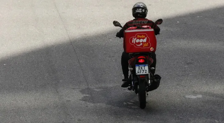 Policial penal que atirou em entregador é preso e afastado no Rio