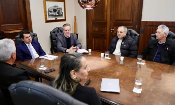 Projeto de lei prevê a criação de voucher para famílias comprarem material escolar no comércio local