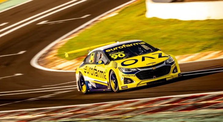 Líder da Stock Car, equipe Eurofarma-RC faz ação solidária no CRAS CÉU