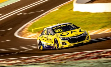 Líder da Stock Car, equipe Eurofarma-RC faz ação solidária no CRAS CÉU