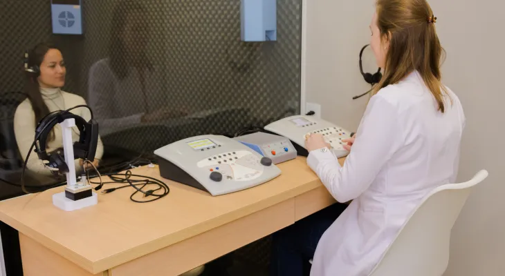 Teste de audiometria em cabine de vidro é novidade para Cascavel e região
