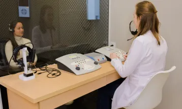 Teste de audiometria em cabine de vidro é novidade para Cascavel e região