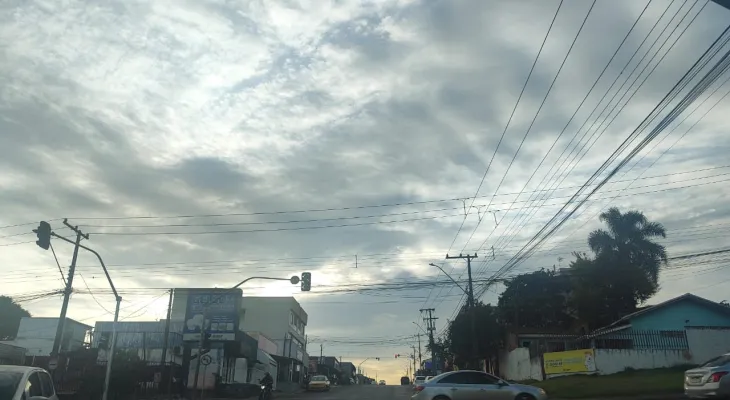 Cascavel tem quinta-feira nublada e quente