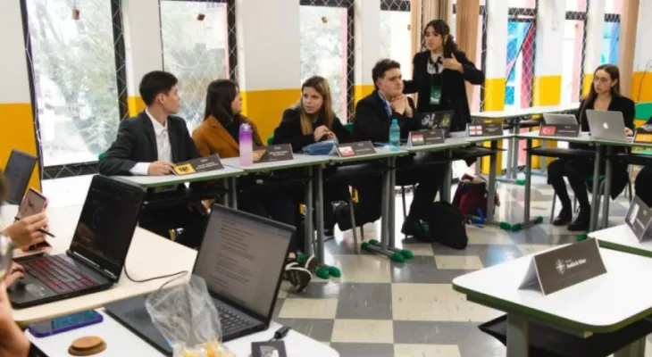 Assembleia Legislativa recebe simulado da ONU promovido pelo Colégio Estadual do Paraná
