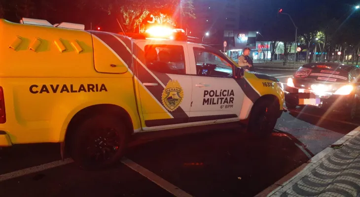 Polícia prende dois e apreende revólver durante abordagem na Avenida Brasil em Cascavel