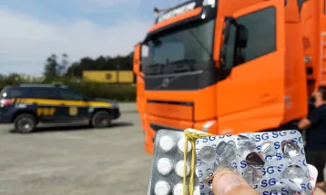 Caminhoneiro que dormia estacionado sobre a pista é flagrado com rebites na BR-101 