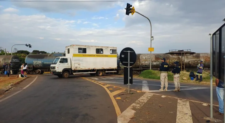 Colisão entre caminhão e trem deixa sete feridos em Jandaia do Sul