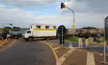 Colisão entre caminhão e trem deixa sete feridos em Jandaia do Sul