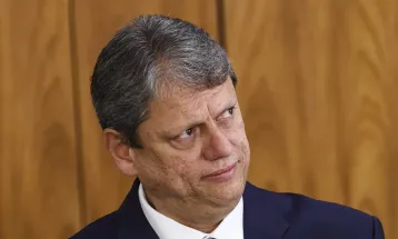 Tarcísio diz que não sofreu pressão e promete apoio a Flávio Bolsonaro na corrida presidencial