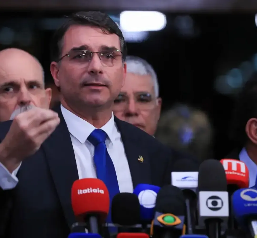 Flávio Bolsonaro divide a direita ao lançar pré-candidatura à Presidência em 2026