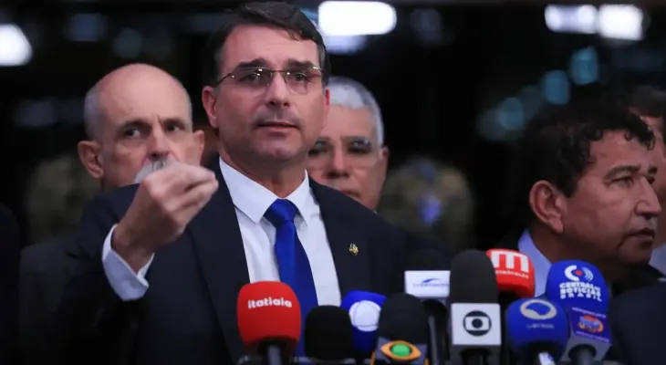 Senador Flávio ataca Moraes após voto para condenar Bolsonaro
