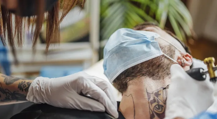 Tatuador é condenado após atender adolescente de 16 anos sem autorização