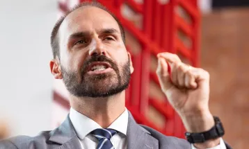 Eduardo Bolsonaro critica ministros do STF após condenação de seu pai