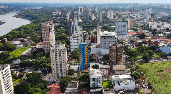 Foz do Iguaçu terá 64 voos extras da Azul na temporada de verão 2025/2026