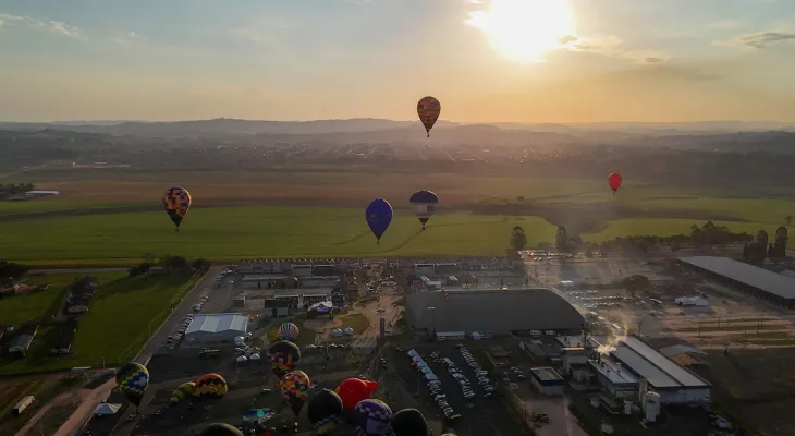 Com balões colorindo o céu, Castro dá as boas-vindas ao Festival da Primavera