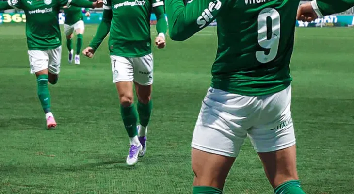 Brasileiro: Palmeiras joga no ritmo de Vitor Roque e goleia o Inter
