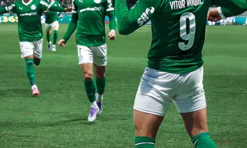 Brasileiro: Palmeiras joga no ritmo de Vitor Roque e goleia o Inter