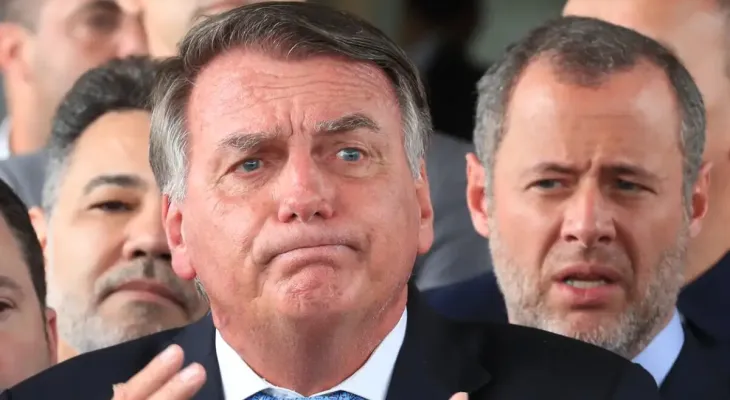 Bolsonaro deixa prisão domiciliar para fazer exames médicos em hospital de Brasília