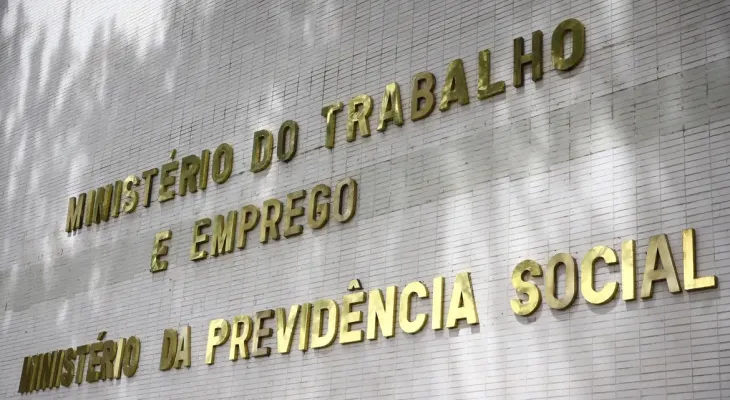 Governo notifica patrões sobre atraso do FGTS de empregadas domésticas