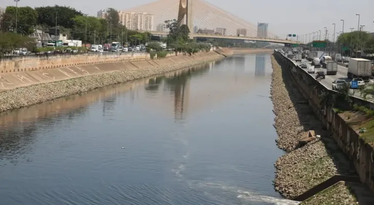 Rio Tietê continua vulnerável apesar de redução da mancha de poluição