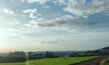 Cascavel tem quinta-feira ensolarada e com rajadas de vento