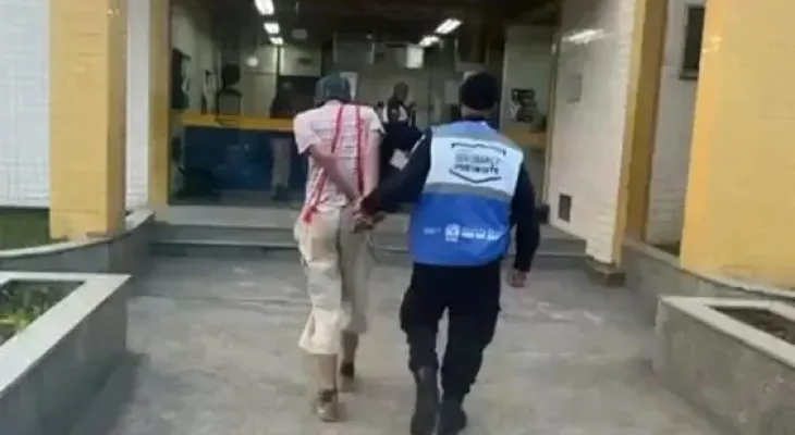 Sem querer querendo? Jovem fantasiado de Chaves é preso com drogas no Rio de Janeiro; veja o vídeo
