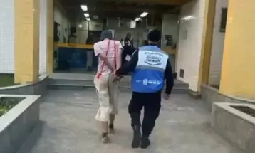 Sem querer querendo? Jovem fantasiado de Chaves é preso com drogas no Rio de Janeiro; veja o vídeo