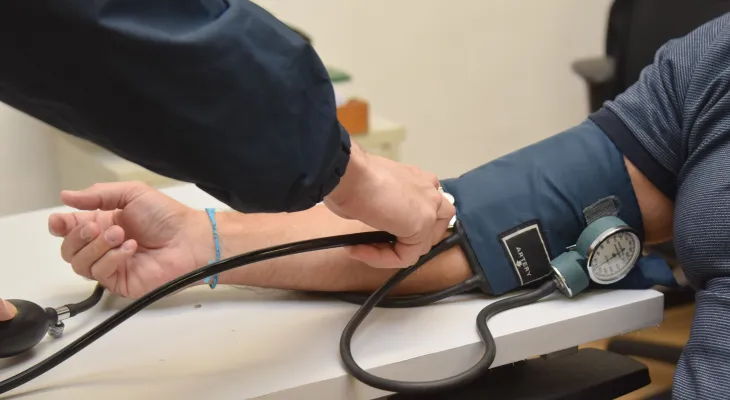 Com nova classificação da pressão 12 por 8, Paraná reforça rede de diagnóstico