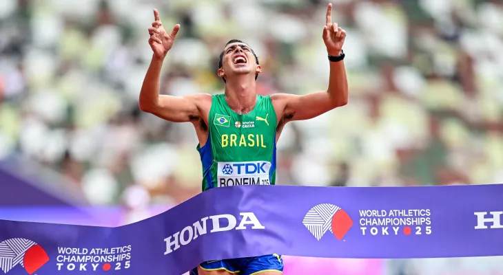 Caio Bonfim é campeão mundial dos 20 km da marcha atlética em Tóquio