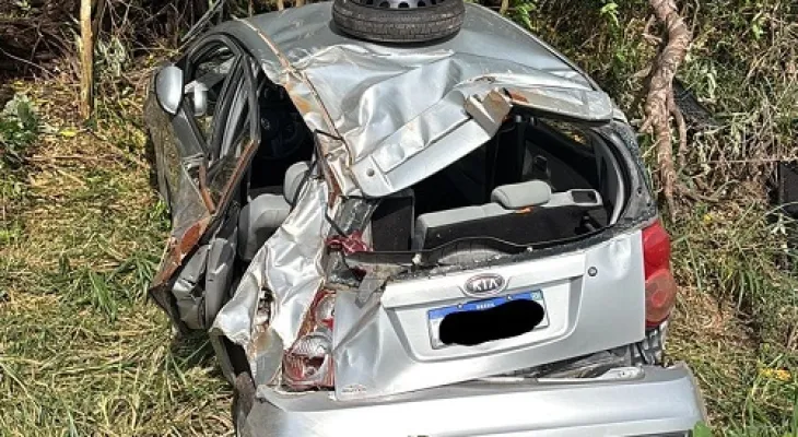 Saída de pista deixa duas pessoas feridas na PR-180, em Cascavel