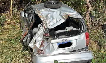 Saída de pista deixa duas pessoas feridas na PR-180, em Cascavel