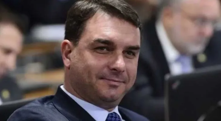 Flávio Bolsonaro diz que imprensa mundial alimenta ódio contra líderes da direita