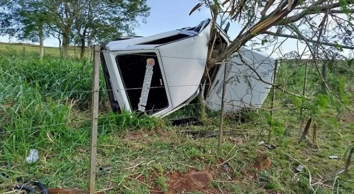 Jovem fica gravemente ferido após colisão contra árvore na PR-317