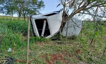 Jovem fica gravemente ferido após colisão contra árvore na PR-317