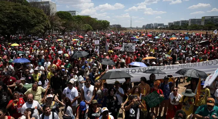 Milhares marcham no DF contra anistia a golpistas e PEC da Blindagem