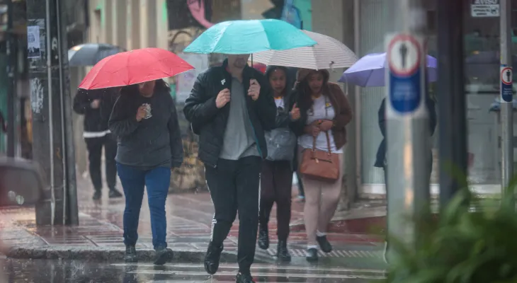 Rajadas de vento e muita chuva: última frente fria do inverno impactou o Paraná