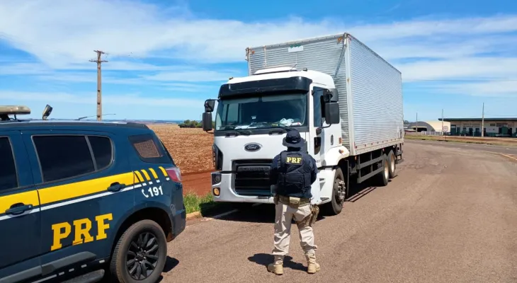 PRF apreende caminhão com drogas, armas e bloqueador de sinal em Ubiratã