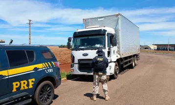 PRF apreende caminhão com drogas, armas e bloqueador de sinal em Ubiratã