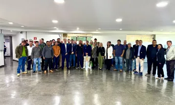 Vereadores de Quedas do Iguaçu buscam na Capital, soluções para crise na atividade leiteira