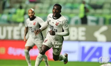 Athletico atropela o Athletic-MG e cola no G-4