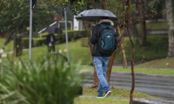 Nova frente fria traz chuvas para o Paraná e risco de temporais na faixa Oeste, prevê Simepar