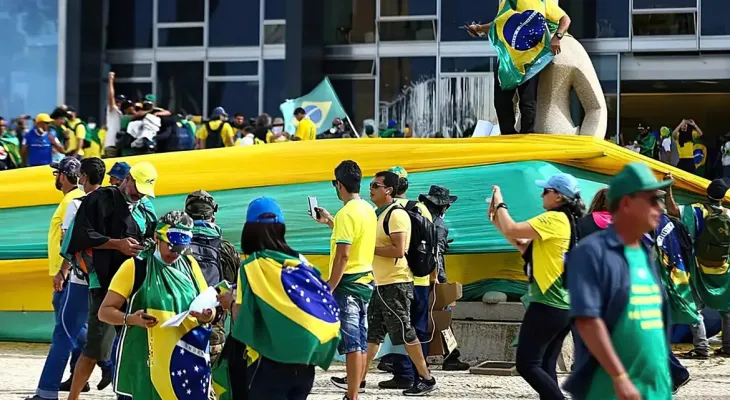 Cientista político vê onda bolsonarista enfraquecida após condenação