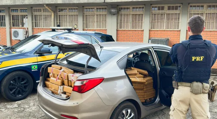 PRF apreende quase 660 quilos de maconha e recupera veículo com registro de furto, em Guarapuava