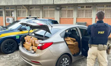PRF apreende quase 660 quilos de maconha e recupera veículo com registro de furto, em Guarapuava