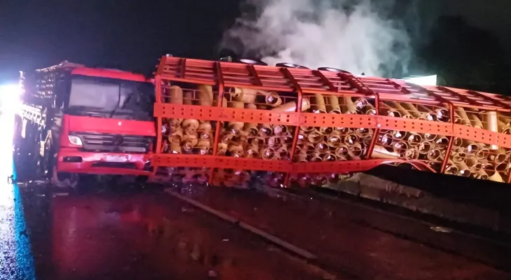 Acidente com caminhões bloqueia BR-101 em Joinville e causa longos congestionamentos