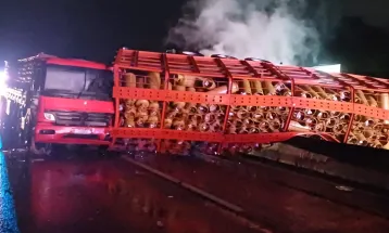 Acidente com caminhões bloqueia BR-101 em Joinville e causa longos congestionamentos
