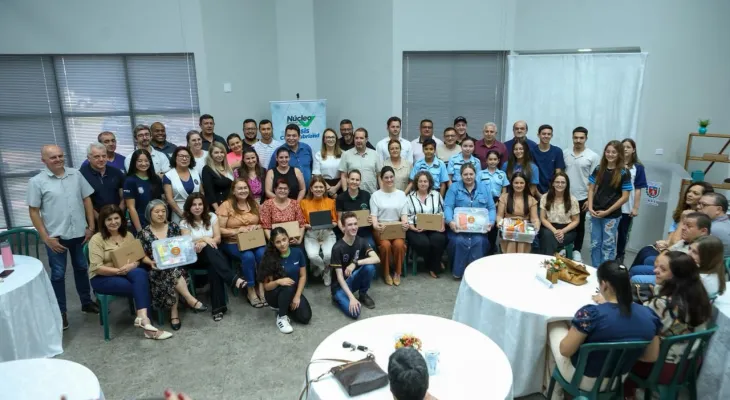Gugu Bueno acompanha entrega de 541 tablets em Assis e destaca modernização da educação