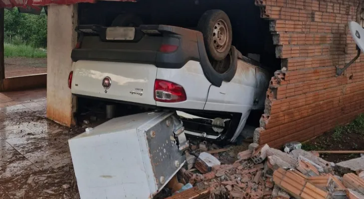 Homem fica ferido após furtar carro e causar destruição em bar em Ouro Verde (SC)