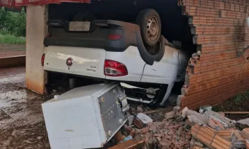 Homem fica ferido após furtar carro e causar destruição em bar em Ouro Verde (SC)